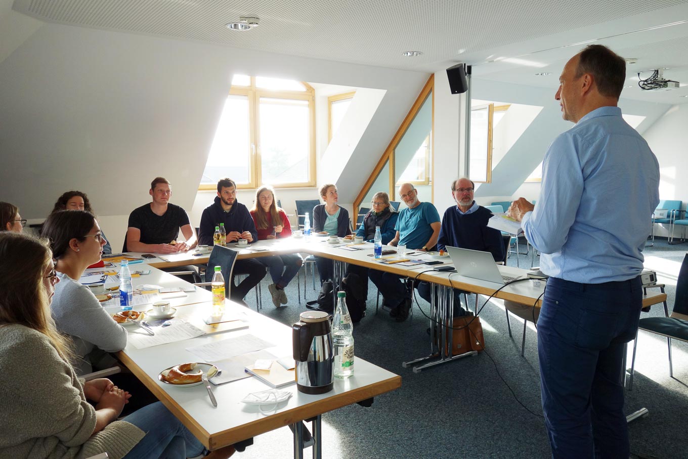 Pfarrer Hägele kümmert sich um die Missionsschule