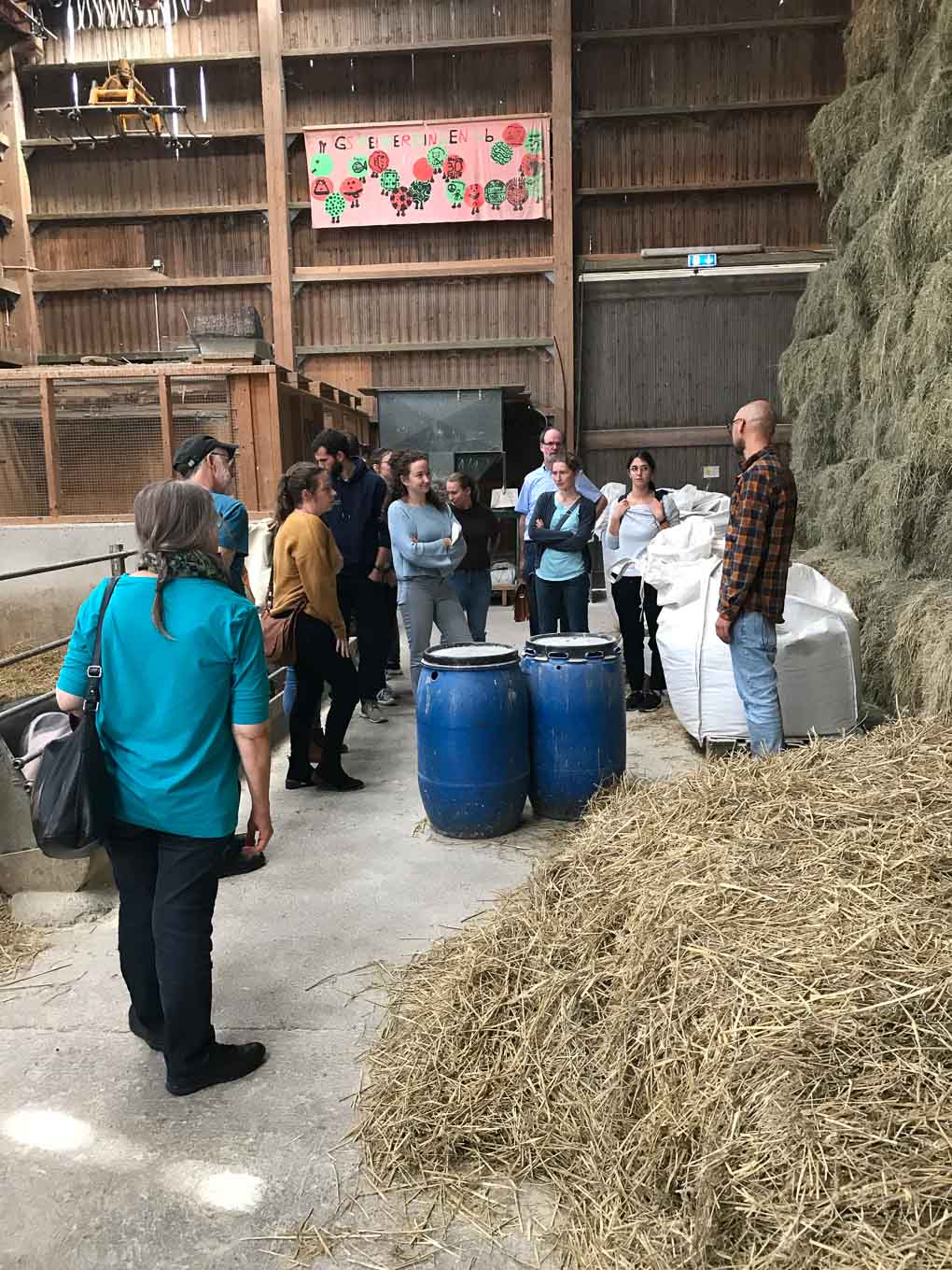 Missionsschule Unterweissach im Stall des Schulbauernhofs