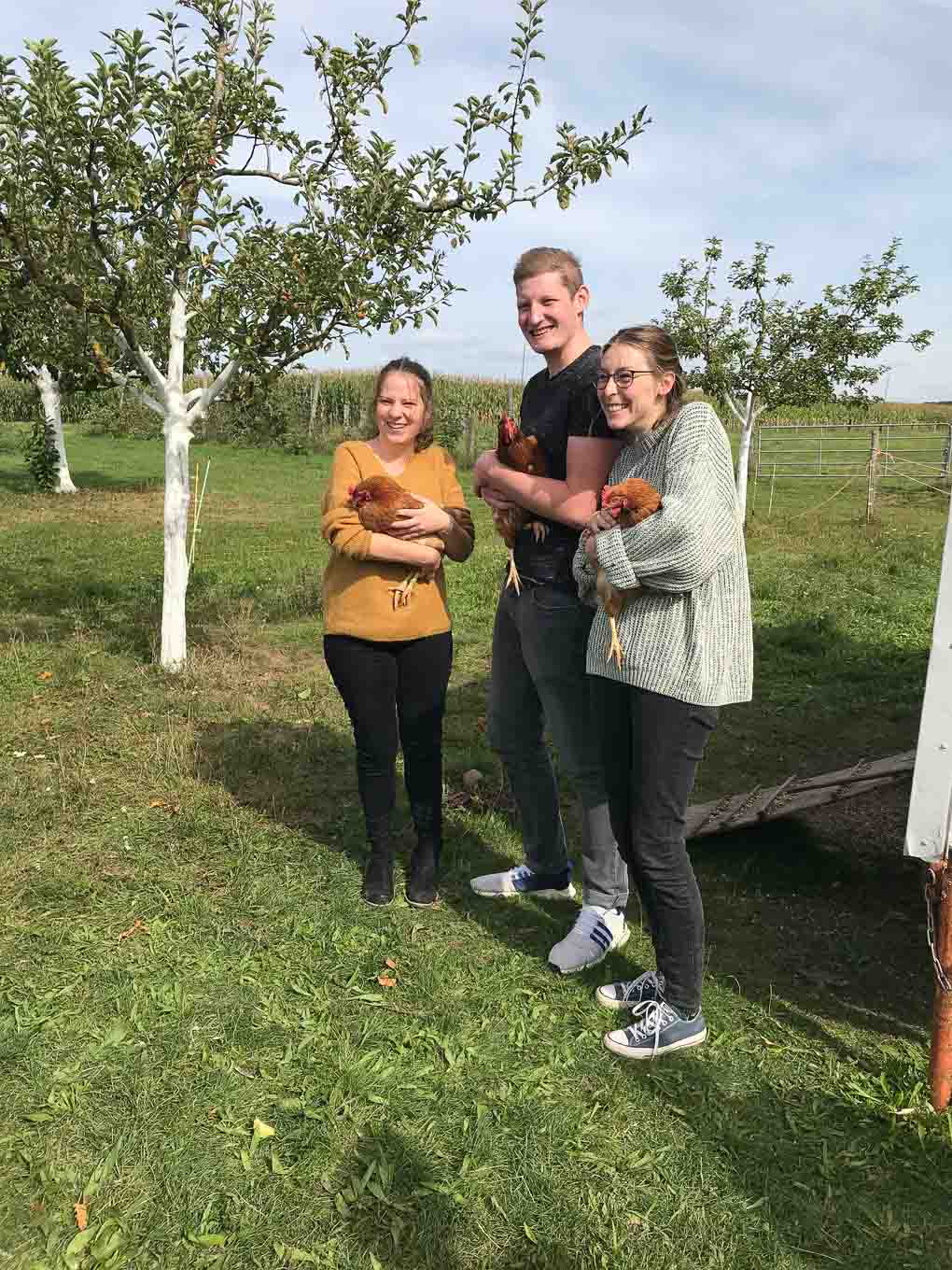 Die Studierenden freuten sich über die kuschelfreudigen Hühner
